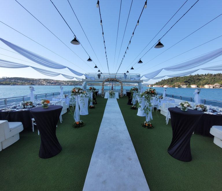 Boğaz'da Düğün Teknesi Kiralama: Bematur ile Benzersiz Düğünler 