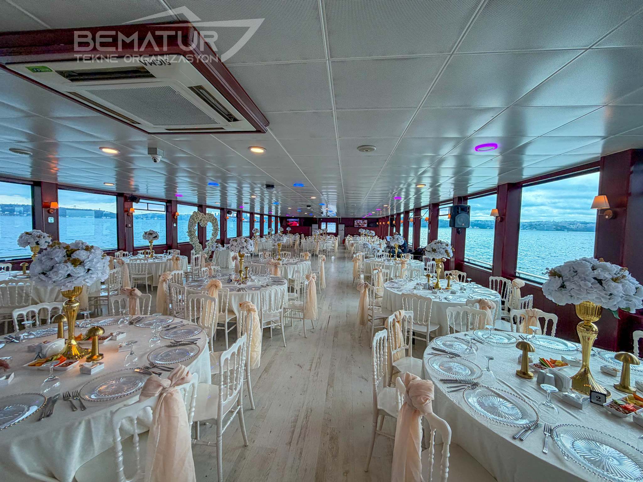 IS IT ACCEPTABLE TO HAVE A WEDDING ON A BOAT IN RAINY WEATHER? | BEMATUR