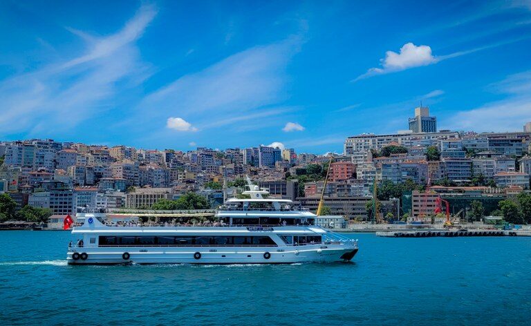 İstanbul Boğazı’nda Bir Rüya: Bematur ile Teknede Düğün