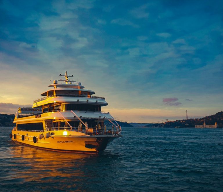 Organizing an Engagement on a Boat: A Step-by-Step Guide