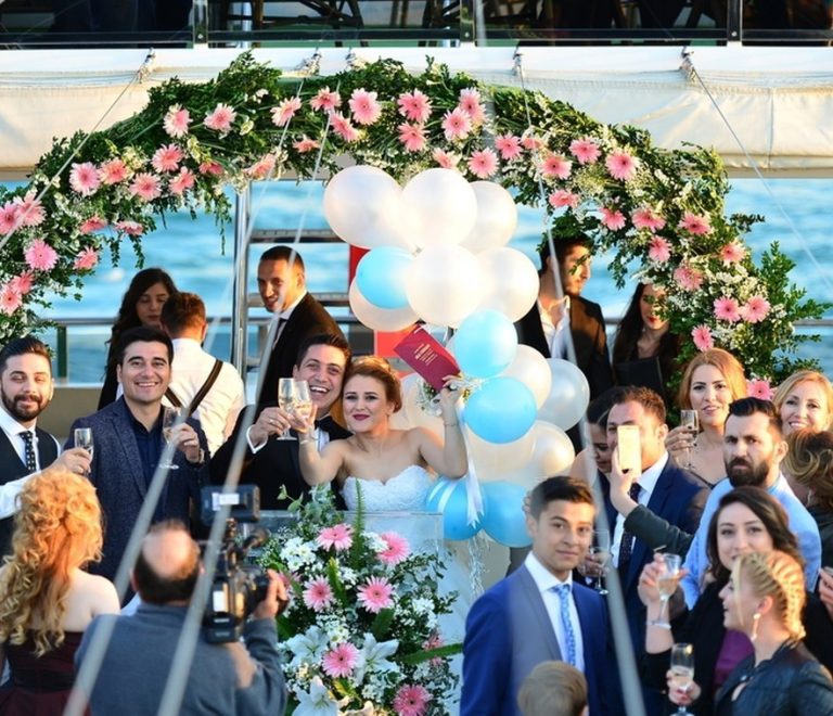 Planning a Wedding on a Boat: Details and Suggestions