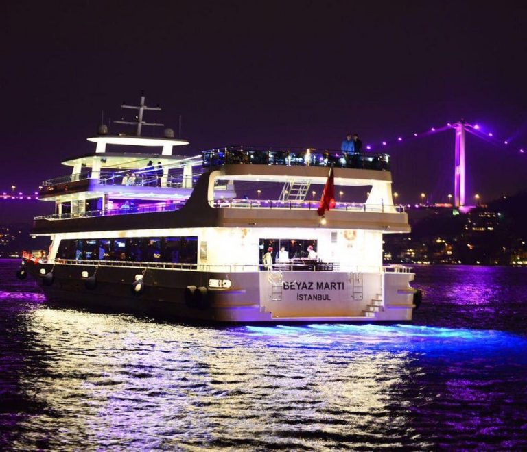 Tekne Üzerinde Yılbaşı Partisi: Bematur ile Eşsiz Bir Gece