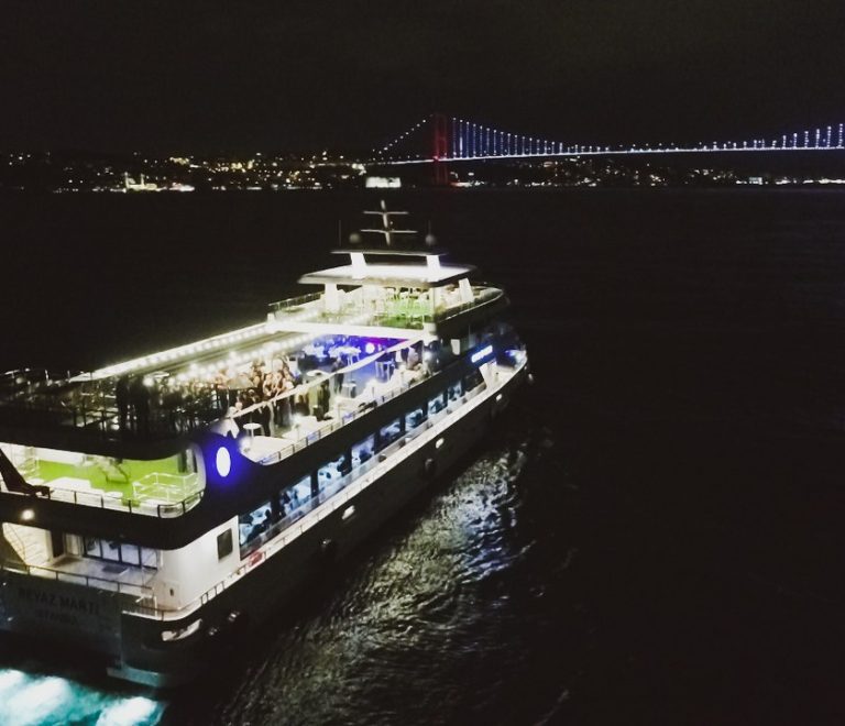 Teknede Yılbaşı Partisi: Yeni Yılın Büyüsünü Deniz Üzerinde Yaşayın!