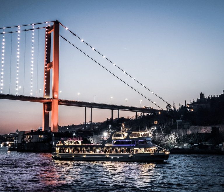 Boğazda Teknede Düğün