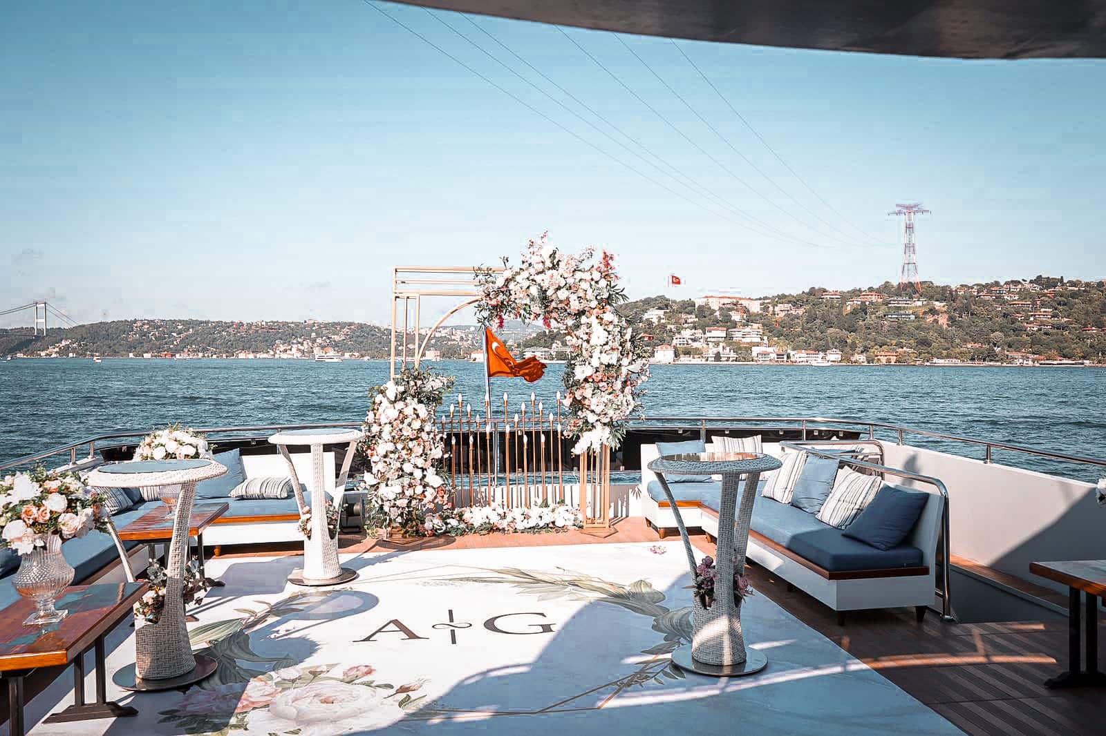 Teknede nişan: şık dekorasyon ve Boğaz manzarası
