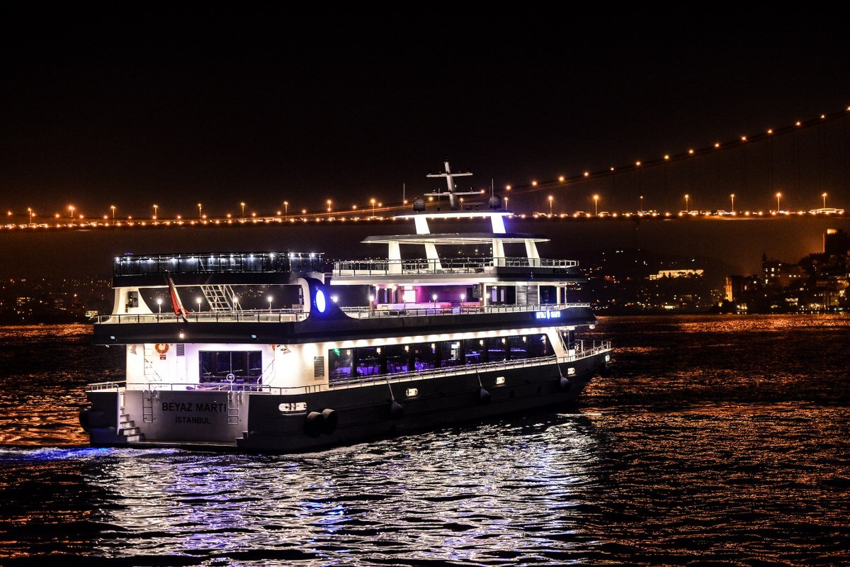 İstanbul Boğazı'nda Teknede Düğün Ayrıcalıkları
