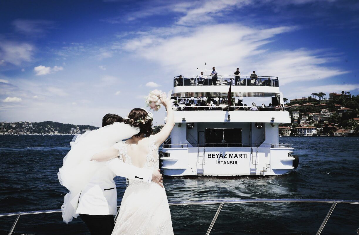 What Are the Privileges of a Wedding on a Boat?